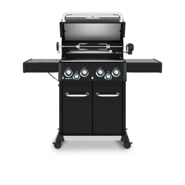 Broil King Baron 490 Shadow con la tapa abierta y el spiedo instalado